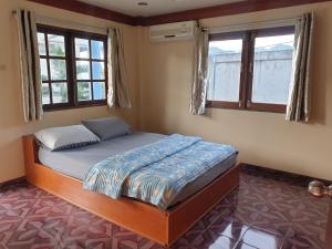 เตียงในห้องที่ Tommy Resort Koh Tao
