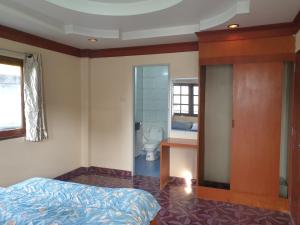 เตียงในห้องที่ Tommy Resort Koh Tao