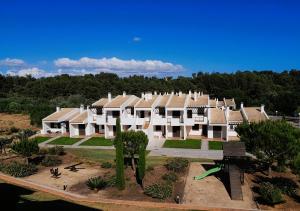 eine Luftansicht eines großen Gebäudes mit Bäumen in der Unterkunft DeVVine Beach and Golf in Alvor