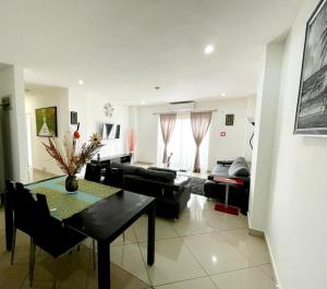 Regal Suites At Clifton Place في آكرا: غرفة معيشة مع طاولة وأريكة