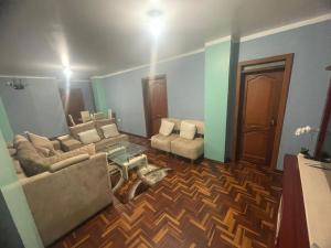 a living room with a couch and two chairs at Hermosos Departamentos con Vista a los Nevados in Riobamba