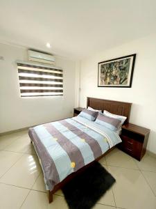 1 dormitorio con cama y ventana. en Regal Suites At Clifton Place en Accra