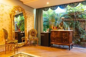 a room with a large mirror and a dresser at Le Boutique Hotel Gramado - Exclusivo para Casais in Gramado