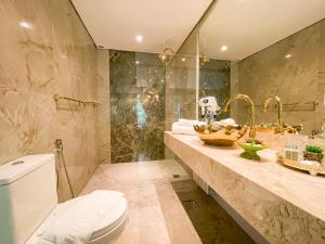 a bathroom with a toilet and a sink at Le Boutique Hotel Gramado - Exclusivo para Casais in Gramado +194 photos