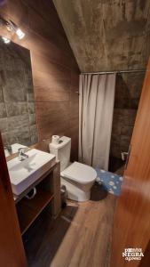 een badkamer met een toilet en een wastafel bij The North House in Biscoitos