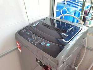 eine Maschine in einem Zimmer mit Fenster in der Unterkunft 3 mins to Garden City & Kubota Jln Apas Homestay in Tawau
