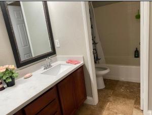 Ванная комната в Cozy And Comfortable #202 Room +17 фотографий