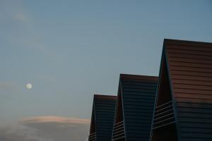 zwei hohe Gebäude mit blauem Himmel im Hintergrund in der Unterkunft TITA HOMES in Telawi