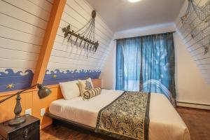 1 dormitorio con cama y ventana en Shorebirds Villas, en Ocean Shores