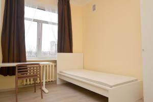 um pequeno quarto com uma cama e uma janela em Daukanto st 3 Kaunas Students Home LT em Kaunas