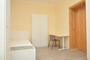 1 dormitorio con cama, escritorio y mesa en Daukanto st 3 Kaunas Students Home LT en Kaunas