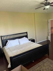 - une chambre avec un lit et un ventilateur de plafond dans l'établissement A perfect getaway in Cinco Ranch, Texas., à Katy
