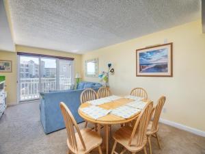 1B/1B condo with Ocean views, Resort style, Free WIFI, Few steps to the Beach!!的休息区
