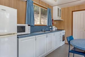 Kuchyň nebo kuchyňský kout v ubytování Hobart Bush Cabins