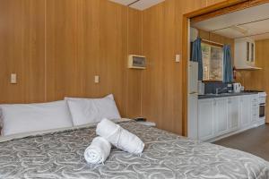 Postel nebo postele na pokoji v ubytování Hobart Bush Cabins