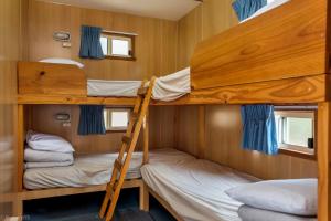 Postel nebo postele na pokoji v ubytování Hobart Bush Cabins