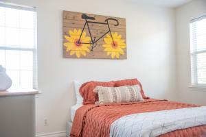 1 dormitorio con 1 cama con edredón de naranja en La Vaca Viva - Pool Side Oasis Near San Antonio, en Castroville 24 fotos más