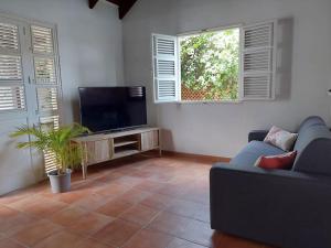 TV a/nebo společenská místnost v ubytování VILLA NAUTILIA, vue mer, proche plage