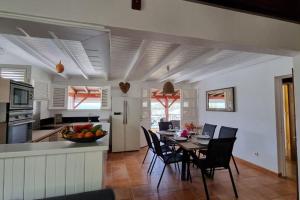 Kuchyň nebo kuchyňský kout v ubytování VILLA NAUTILIA, vue mer, proche plage