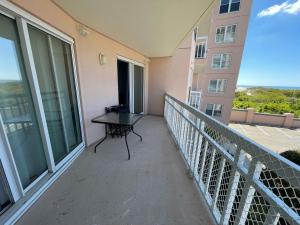 1B/1B condo with Ocean views, Resort style, Free WIFI, Few steps to the Beach!!的阳台或露台