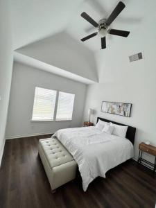 Schlafzimmer mit einem Bett und einem Deckenventilator in der Unterkunft Urban chic living minutes to I-45 and I-610 #B in Houston
