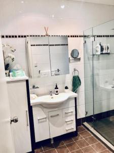 a bathroom with a sink and a shower at Hotel Style Monterey Guest Studio near Hospitals, Beach and Airport in Sydney