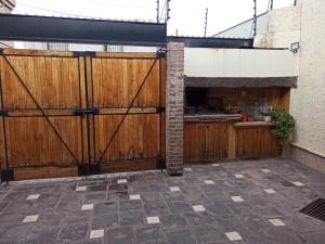 a wooden gate with a kitchen behind it at Habitación privada cerca del centro in Godoy Cruz