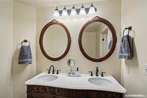 Vannituba majutusasutuses Skeetawk Ski Lifts - Hatcher Pass Mountain Home Rental Palmer Alaska