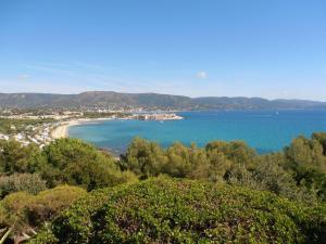 Elle offre une vue sur la plage et l'océan. dans l'établissement T1 climatisé avec jardin, piscine, tennis, à 750m de la plage - Parc Des Oliviers - FR-1-610-85, à Bormes-les-Mimosas 6 autres photos