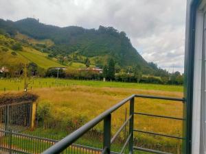 desde una ventana de un campo y una montaña en Comfort Campestre, en Tabio