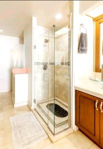 y baño con ducha y puerta de cristal. en Amazing Ocean Front Condo en Rosarito