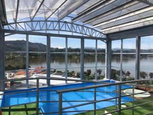 une grande piscine avec vue sur le lac dans l'établissement Lujoso Apartamento Cerca al Lago Sochagota en Paipa, à Paipa