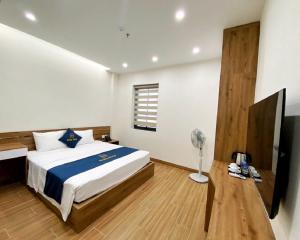 Ένα ή περισσότερα κρεβάτια σε δωμάτιο στο Daily Hotel Halong