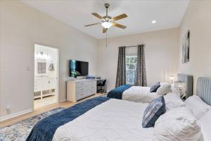 a bedroom with two beds and a ceiling fan at LUCKY House - Tranquility in the Middle of Houston - TV in every room - 300 m2 in Houston