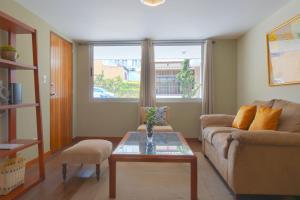 A seating area at Apartamentos 649