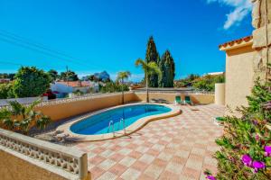 - une piscine dans une terrasse avec une maison dans l'établissement Cometa-86 - villa with private pool close to the beach in Calpe, à Empedrola