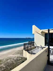 un edificio con vistas a la playa en Two Bedroom Ocean View Penthouse at Pelican Sands en Gold Coast