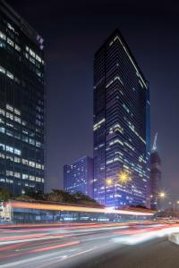 une ligne d'horizon nocturne avec de grands bâtiments dans l'établissement Livetour Hotel International Financial City Guangzhou, à Canton