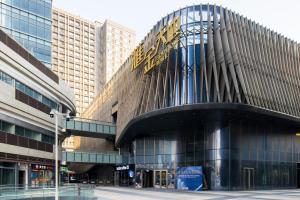 un bâtiment avec un panneau sur son côté dans l'établissement Livetour Hotel International Financial City Guangzhou, à Canton