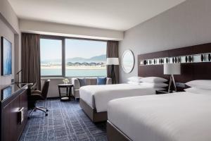 香港的住宿－天際萬豪酒店，酒店客房设有两张床和大窗户。