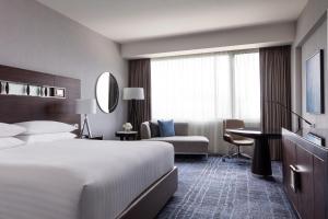 Ліжко або ліжка в номері Hong Kong SkyCity Marriott Hotel