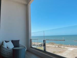 a room with a window with a view of the ocean at 緩慢大鵬灣 in Donggang