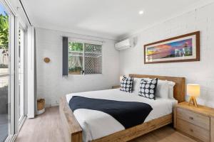 1 dormitorio con cama y ventana en Fuller Holidays - Somerset@Byron en Byron Bay