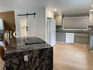 een keuken met een granieten aanrecht in een kamer bij The River House in Grants Pass