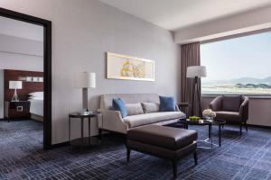 Зона вітальні в Hong Kong SkyCity Marriott Hotel
