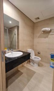 łazienka z umywalką i toaletą w obiekcie Golden Dragon Hotel w Duong Dong