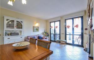 ein Wohnzimmer mit einem Tisch und einem Sofa in der Unterkunft Appartamento Helios in Baveno
