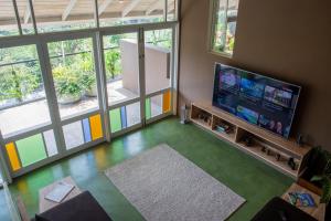 een woonkamer met een flatscreen-tv naast een raam bij Lake Avenue Hotel Kandy in Kandy +61 foto's