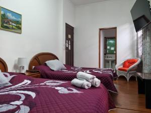 a hotel room with two beds with towels on them at Hotel 1492 in San José