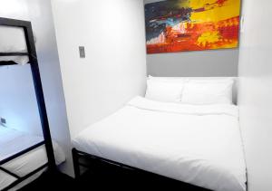 Postel nebo postele na pokoji v ubytování mySTAY Hotel BGC South